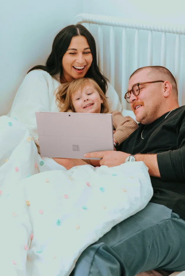 Familia revisando informacion de su seguro